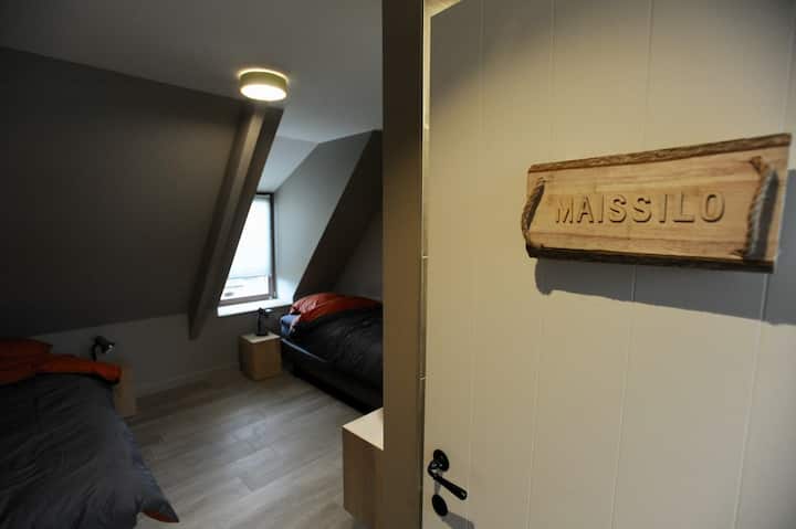 مايسيلو ، شخصان