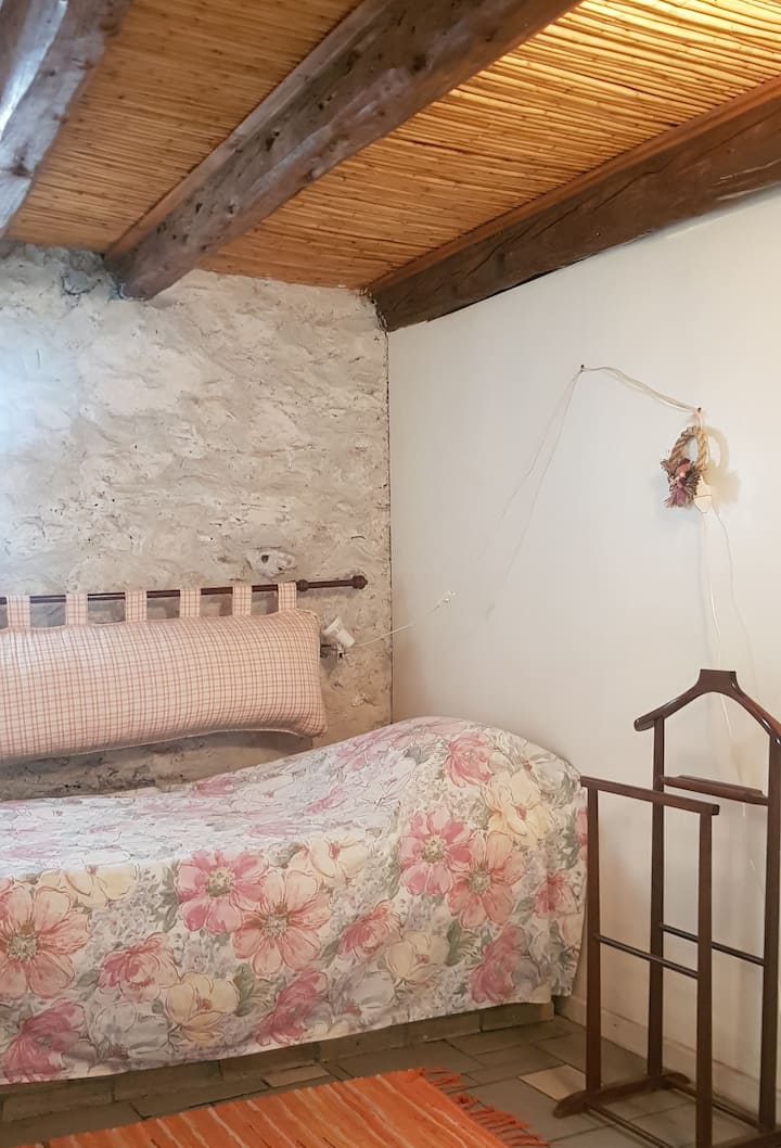 חדר יחיד טרי ושקט, עם תקרת בית מסורתית טיפוסית