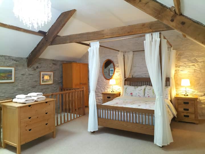 בקומה הראשונה יש מיטת פוסטר נוחה בגודל קינג סייז.