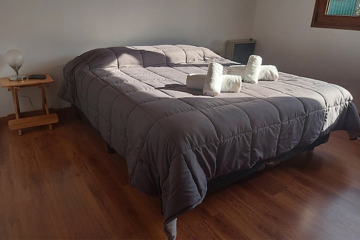 חדר שינה 3 קווין או 2 מיטות יחיד.