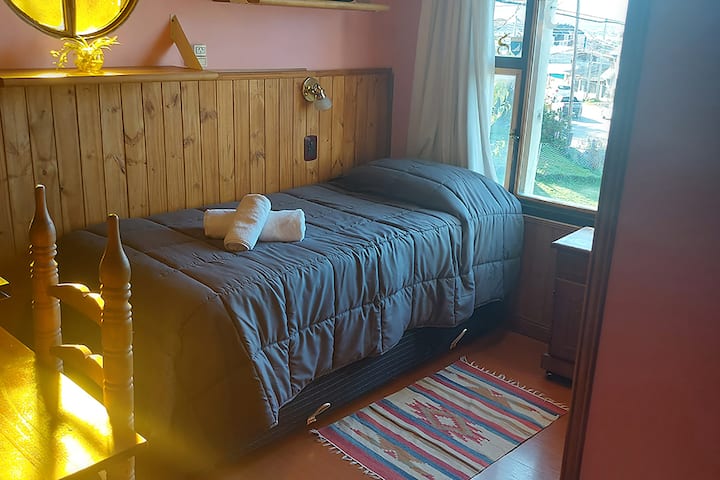 חדר 2 מיטת יחיד ומתחת למיטת יחיד