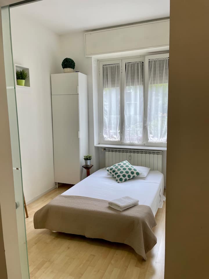 Dhoma 2 me krevat 1/2 metra katrorë