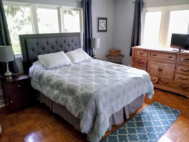 Საწოლი და ტელევიზორი 152 × 203 სმ