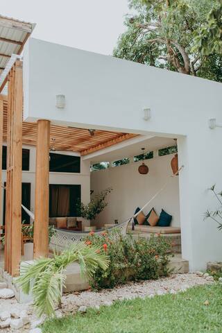 Apart by Casa Aire. Beach - LIR Airpt. King bed