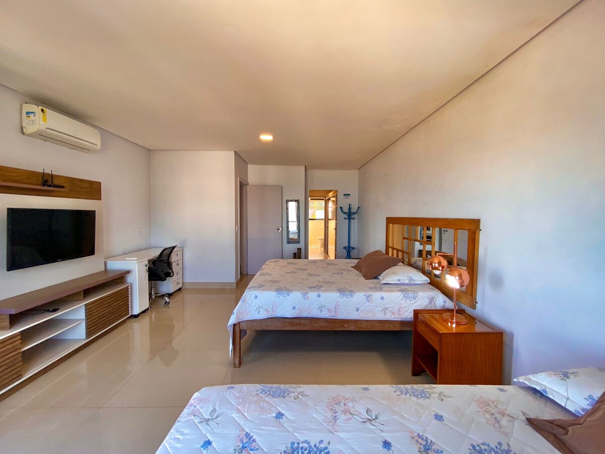 เตียงซูเปอร์คิงไซส์ฟูกนอนผ้าปูที่นอนและอ่างอาบน้ำคุณภาพดี ทุกอย่างสะอาดและมีกลิ่นอย่างที่ควรจะเป็น!! เครื่องปรับอากาศพื้นที่ทำงานสมาร์ททีวี Wi-Fi...