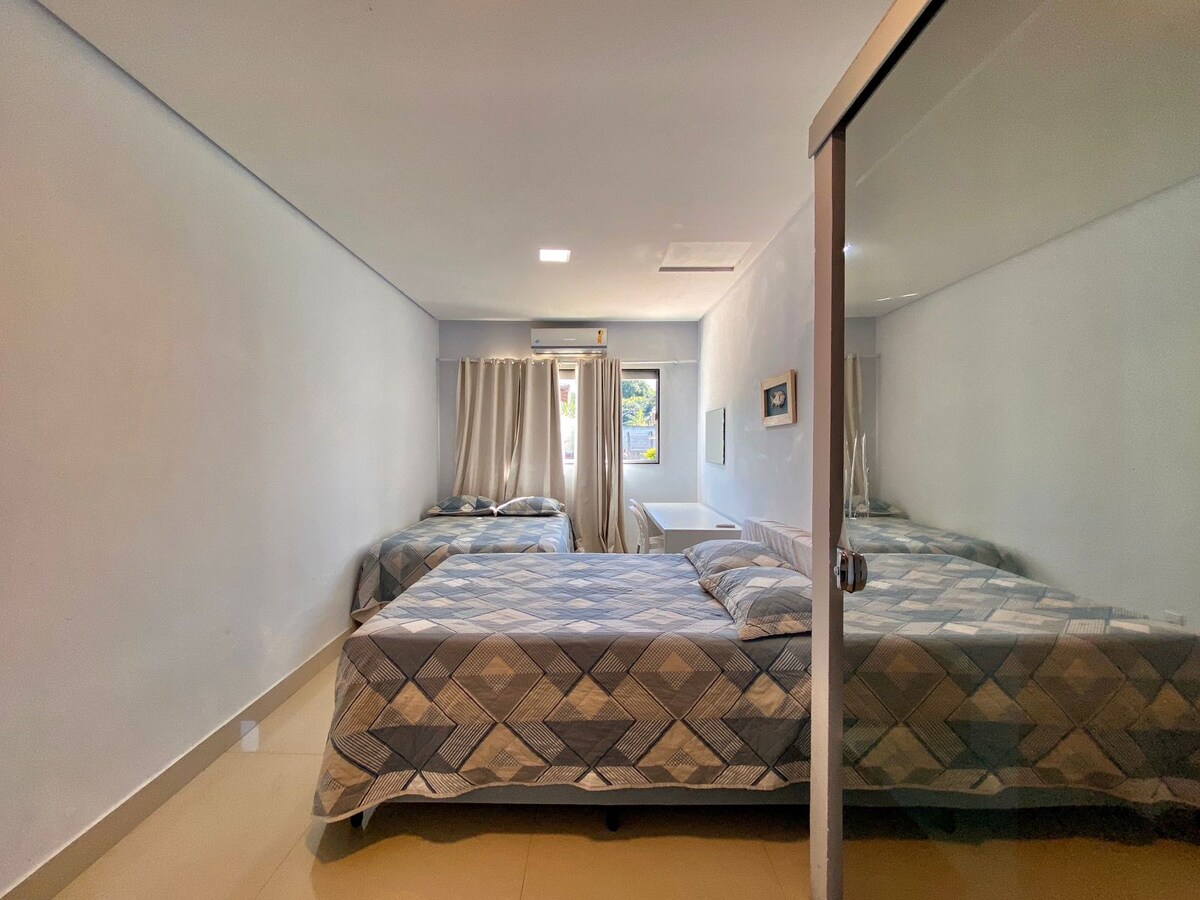 เตียงคู่ 2 เตียงตู้เสื้อผ้าเครื่องปรับอากาศเตียงและผ้าปูที่นอนคุณภาพดีผ้าม่านกันแสงเครื่องเป่าผมเตารีดพื้นที่เหมาะสำหรับการทำงานฯลฯ