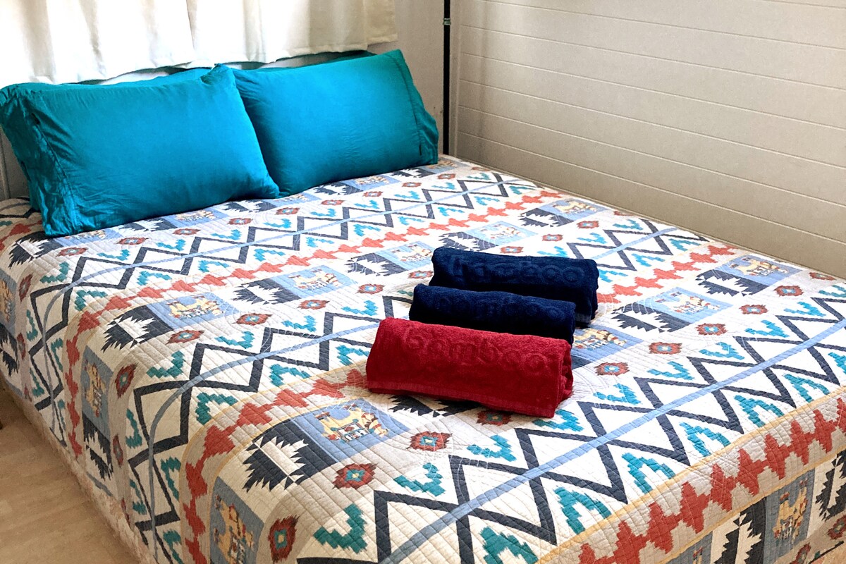 Pohodlná menšia manželská posteľ