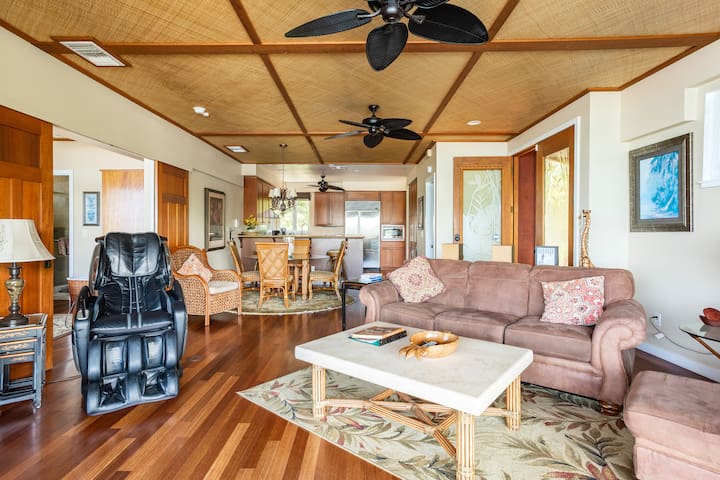 Kona Dolphin and Whale House. Rare Oceanfront. Spa gallery image 3