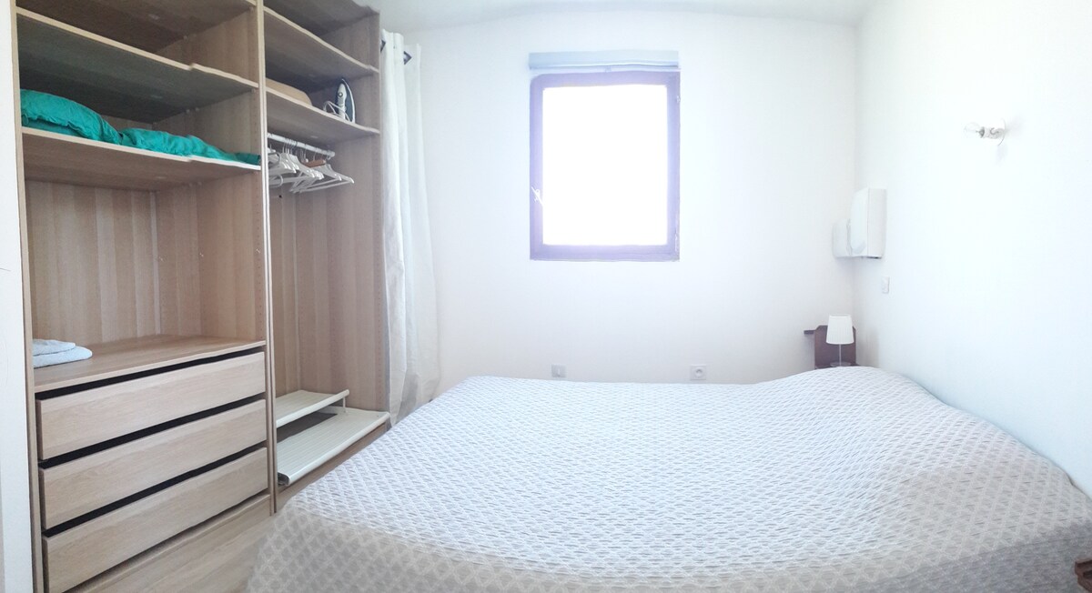 غرفة النوم وغرفة الملابس والسرير المزدوج.