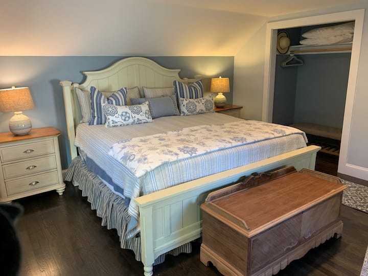 Dormitorio principal tamaño king en el primer piso