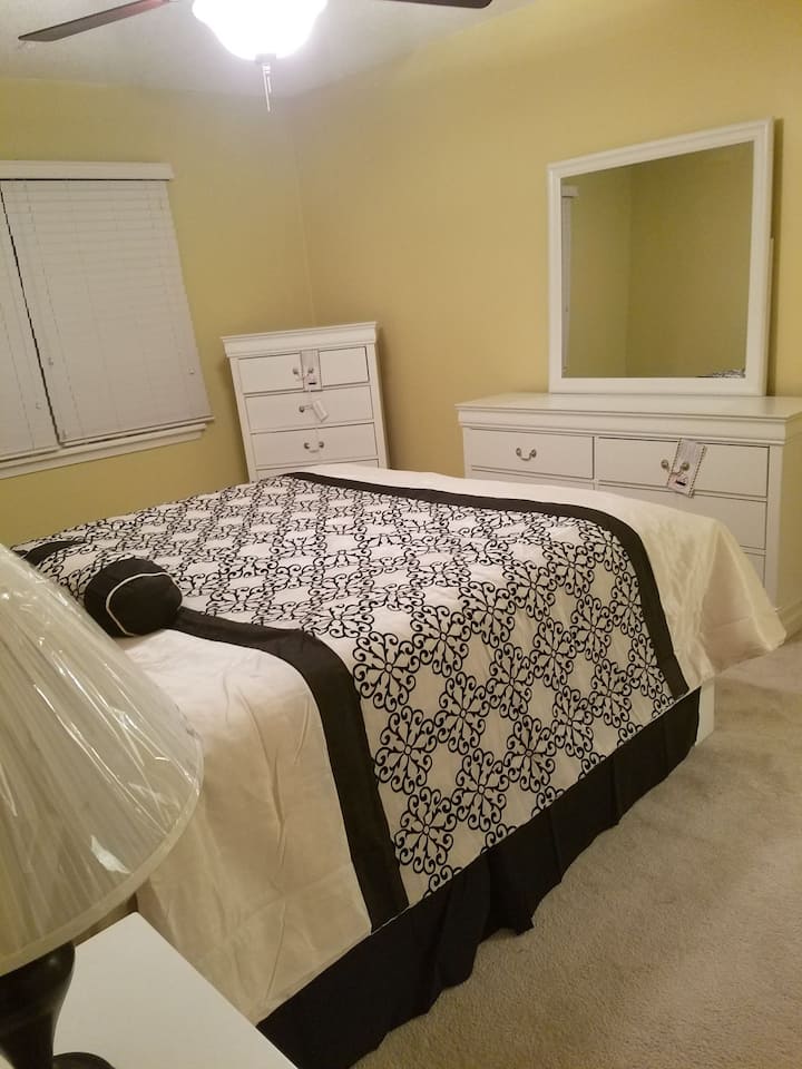 Glavna spavaća soba s bračnim krevetom (širine 150 - 179