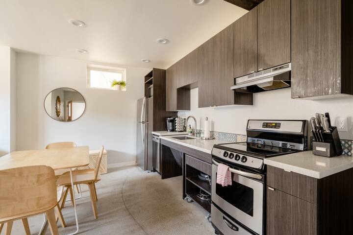 3BR • Sleeps 8 • Foodie Haven • SE Portland gallery image 4