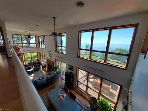 Lakeside resort home. Sunsets, fishing, paddling.