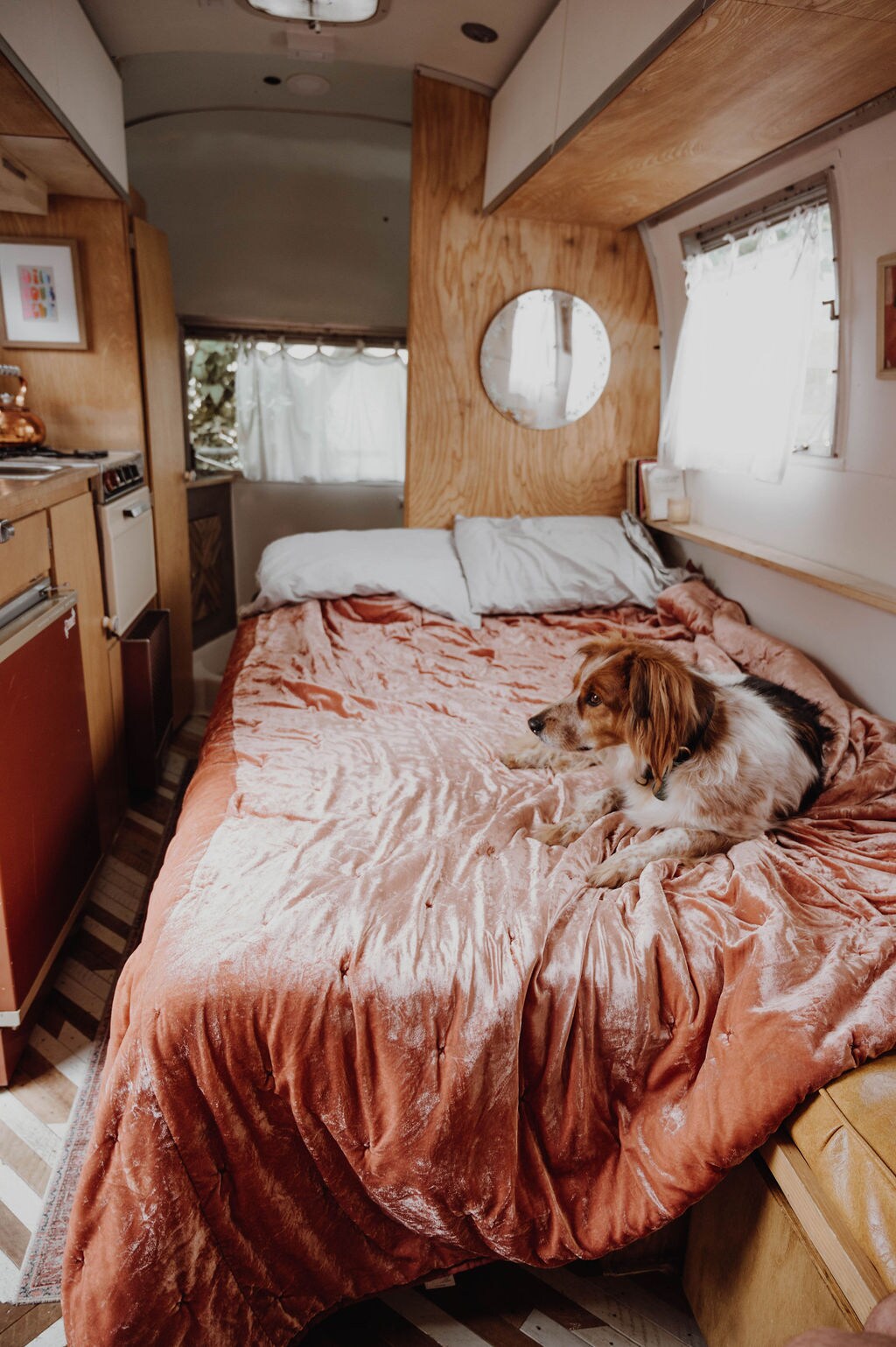 Საწოლი გამოყვანილია დედოფლის ზომის, ახალი თეთრეულით და უამრავი პლედებით. Თუ მეტი საბანი გჭირდებათ, უბრალოდ გამომიგზავნეთ შეტყობინება და გამოვიტან.