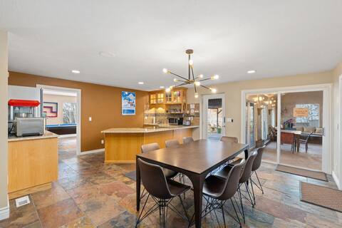 *Indoor Pool+Theater*, Minutes from Ski Bus!