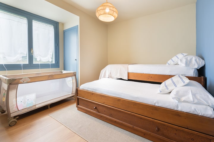 ห้องพักพรวมเตียงเดี่ยวขนาด 90X200 สองเตียงและเตียงเด็กทารกแบบพกพา 