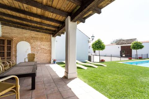 House with a pool, barbecue, and Wi-Fi