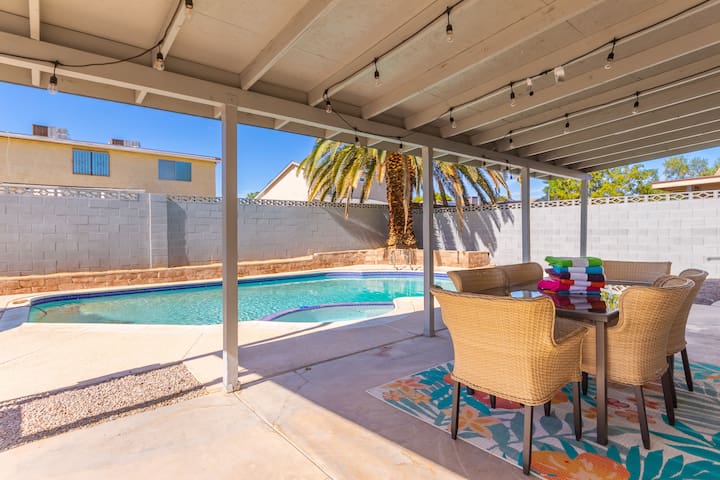 5 Bedrooms 5 miles to the Strip Pool Hot tub for