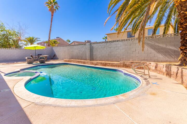 5 Bedrooms 5 miles to the Strip Pool Hot tub for gallery image 3