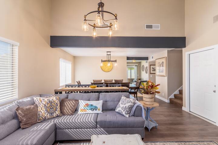 5 Bedrooms 5 miles to the Strip Pool Hot tub for gallery image 2