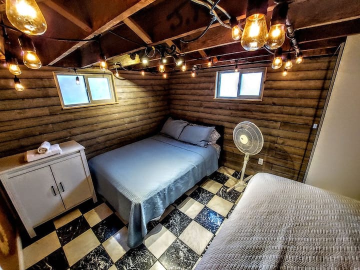 Dormitorio en el sótano: 1 cama tamaño queen, 1 cama individual. 