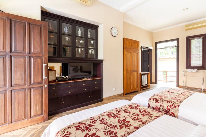 Quarto acessível, as camas podem ser mais separadas para acesso ou juntas como um super king.