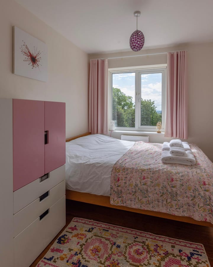 该单人房配备双人床，可供2位房客入住。