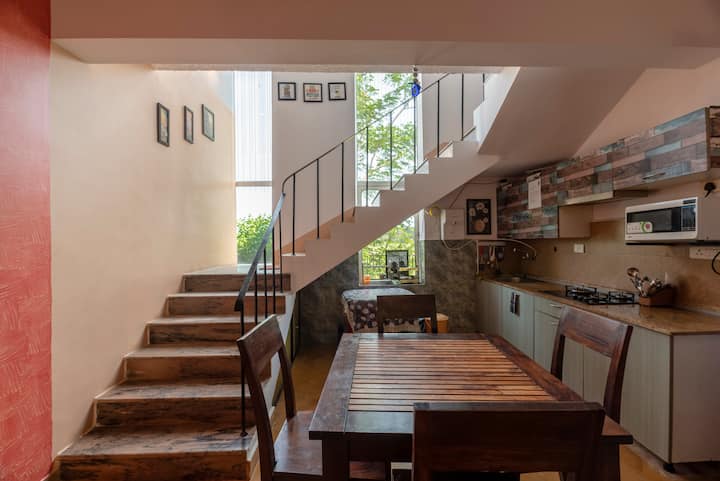 You can savor your meals in the dining area, a space specifically designed to enhance your dining experience. The dining area is thoughtfully arranged, with tables spaced apart to ensure comfort.