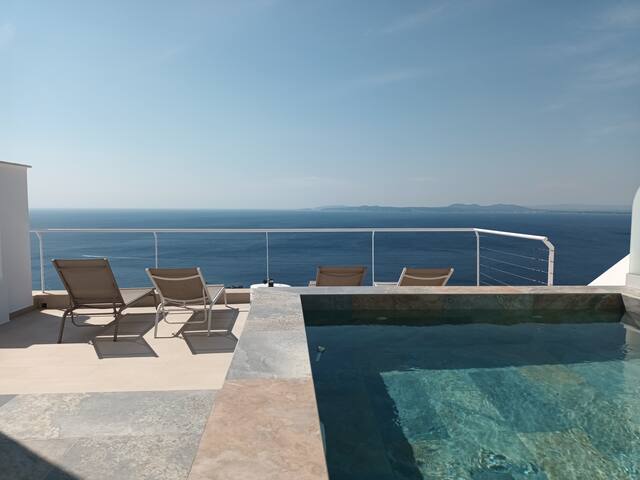 VILLA with Exceptionnal view on the Bay of Roses gallery image 2