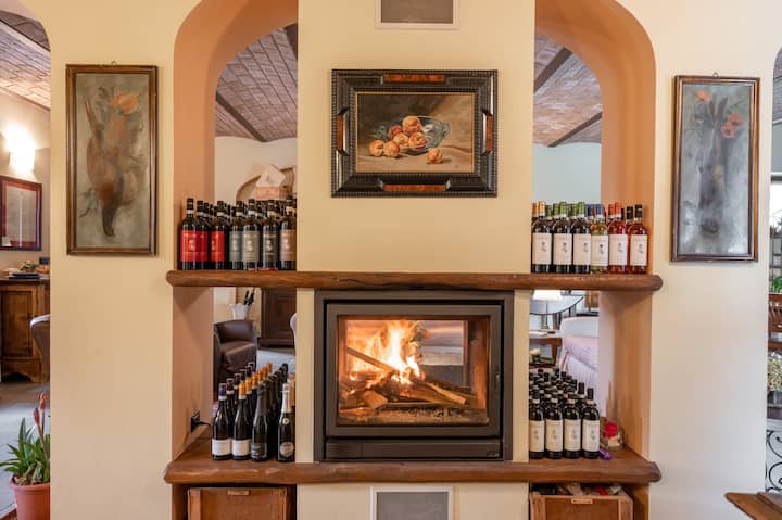 Ferme Sur Colline Avec Vue Sur Langhe Du Piemont - Италия