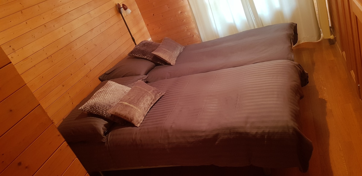 Chambre à coucher  N° 3
Deux lits côte à côte 
Largeur totale 180 cm