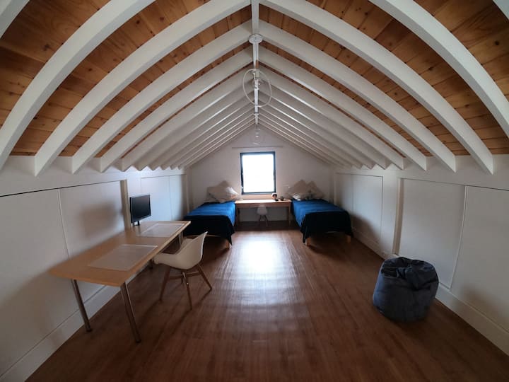 الطابق الأول ميزانين.