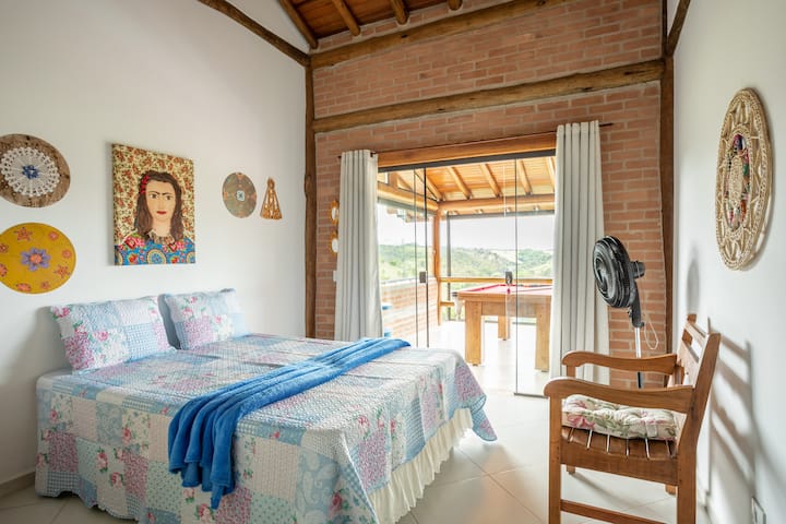 Quarto 3 - cama de casal queen com visão para a varanda.