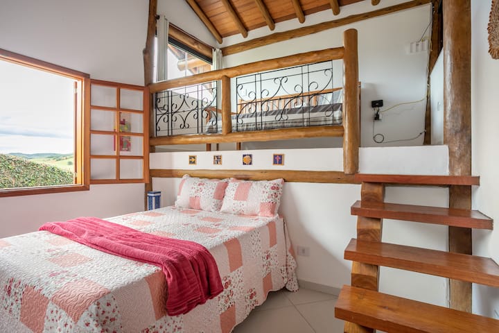 Quarto 2 - casal queen + 1 cama de solteiro na parte superior.
