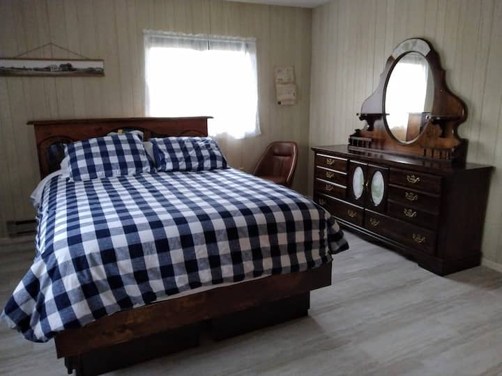 Chumba kikuu cha kulala ghorofani kina chumba cha kulala. 