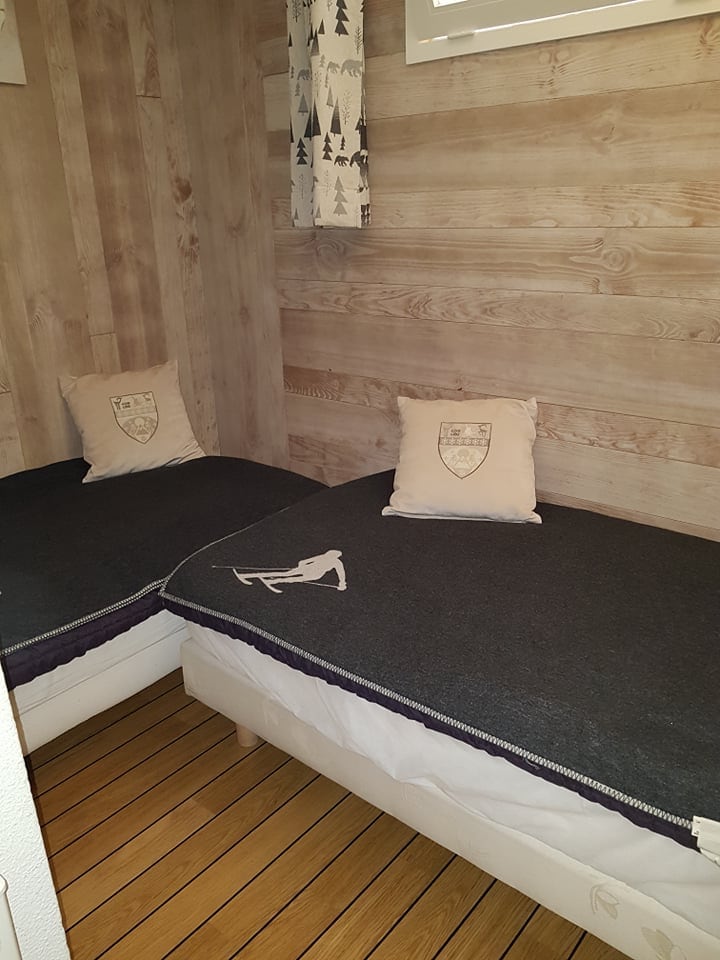 chumba cha kulala 2 na (vitanda 2 vya 90)