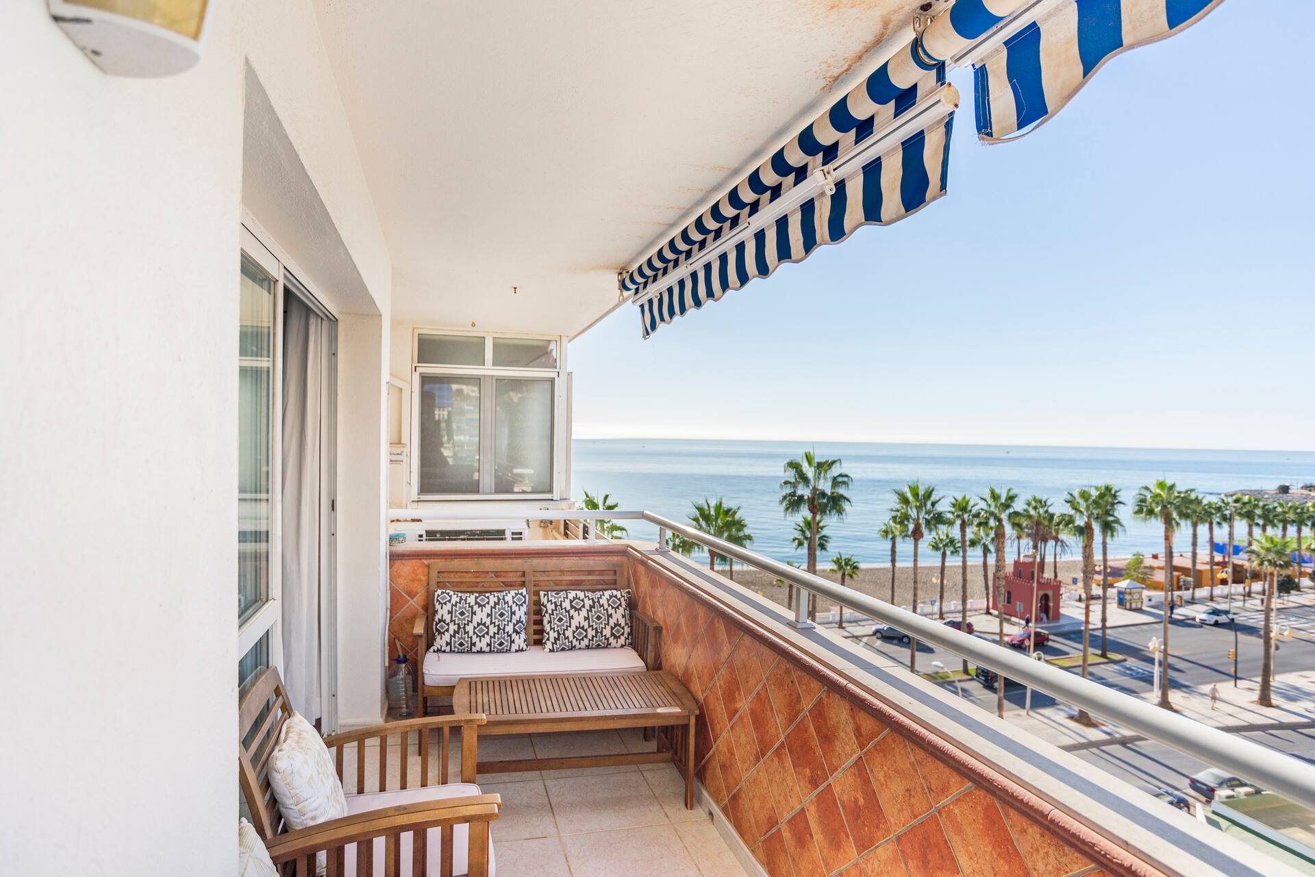 ***Fabulous Sunny Penthouse Beach-Pool-Parking***