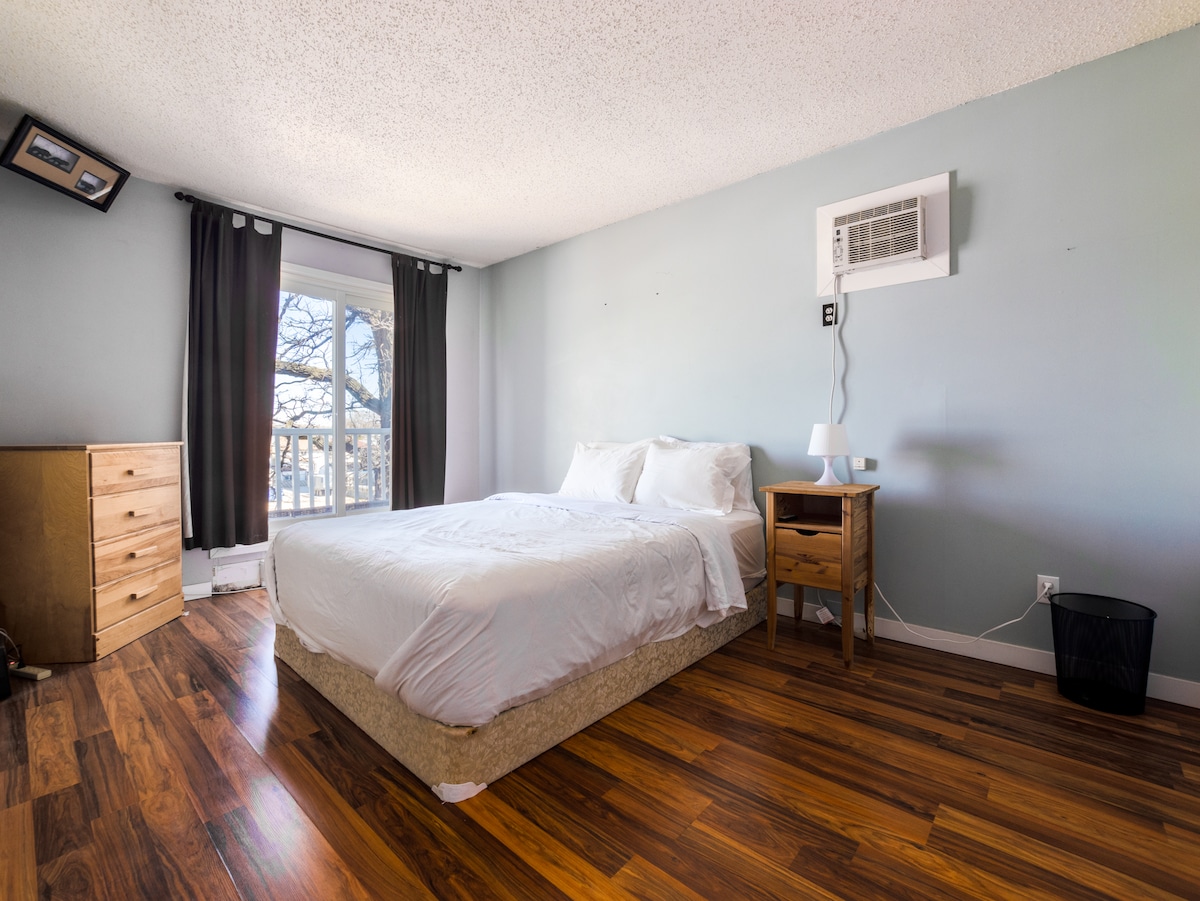 Главна спална соба со балкон! Вклучува и клима уред во оваа соба. 