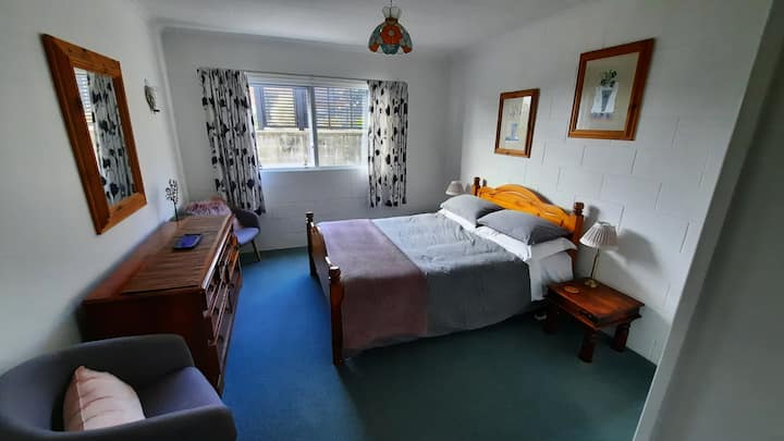 Chambre principale avec armoire intégrée (que vous ne pouvez pas voir sur cette photo) avec beaucoup d'espace de penderie pour 2 à 4 personnes.