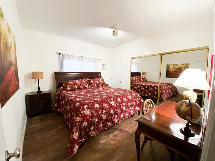 加大双人雪橇床，配备记忆泡沫床垫和有机床单、书桌和衣柜 