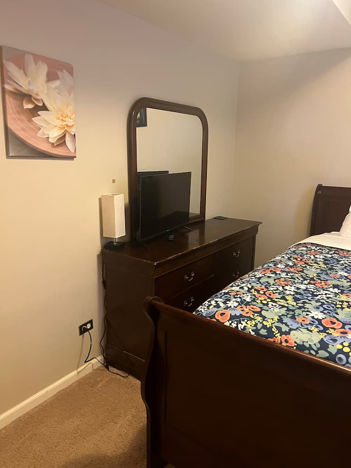 Chicago Cubs, Bed 2 with TV