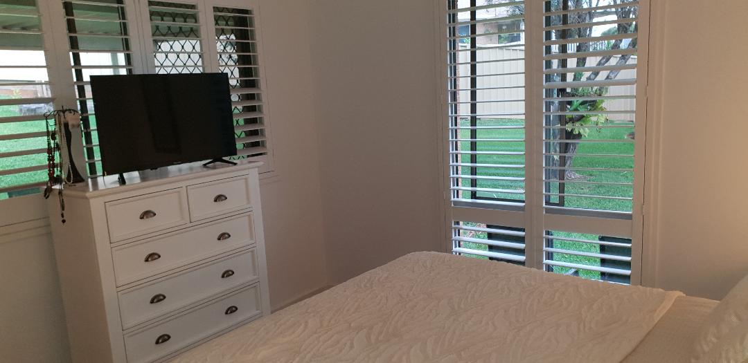 Dormitorio 1 hermosas persianas nuevas. 2 mesitas de noche y armario triple. TV cama tamaño queen. Toma el sol toda la mañana y la tarde y en una noche tranquila, ¡puedes escuchar el océano !