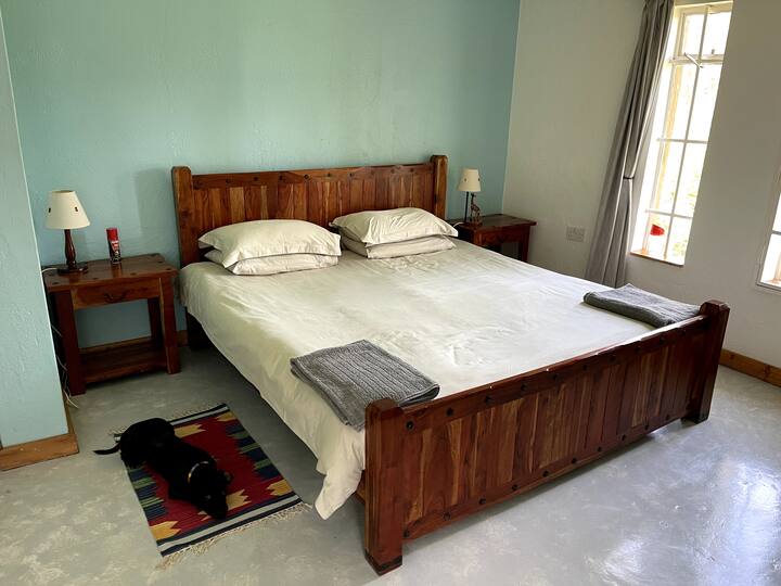 Cama de dos plazas en el dormitorio de arriba
