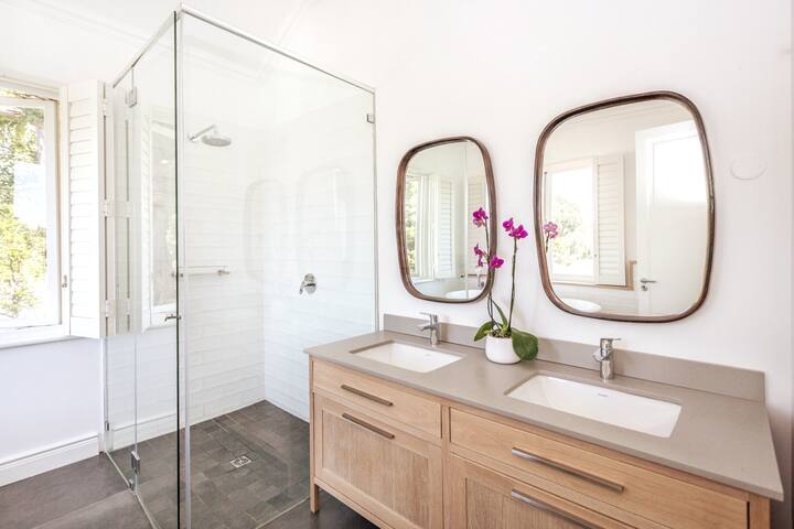 River Mountain – family home in Bishopscourt gallery image 3