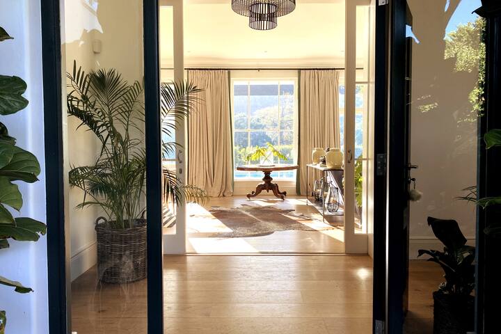 River Mountain – family home in Bishopscourt gallery image 2