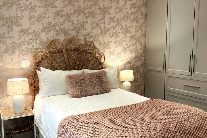 River Mountain – family home in Bishopscourt gallery image 5