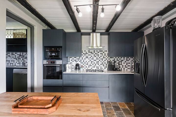 Zuri’s Cottage | Chic Private Space w Pool & Views