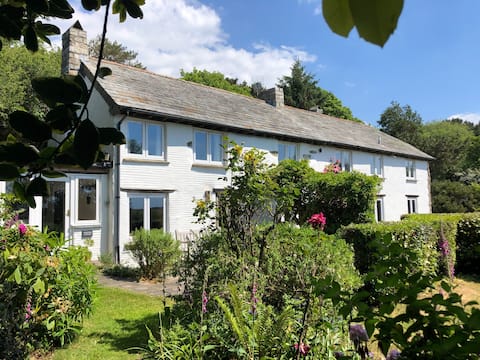 Country Cottage for 5, sea views & huge gardens