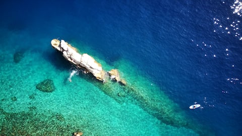 Beach 50m. Sea View. Free Parking. King Bed.