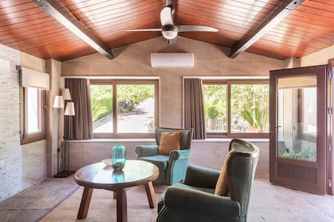 Top performing Airbnb: Wooden cabin next to Las Jaras lake in Córdoba